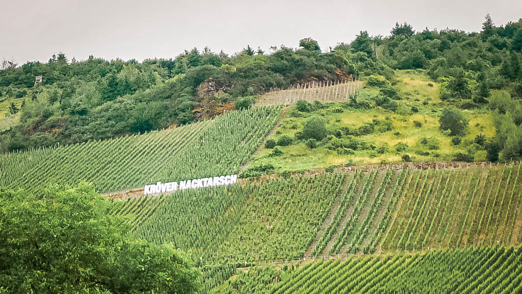 Schild Weinlage Kr&ouml;ver Nacktarsch in den Weinbergen