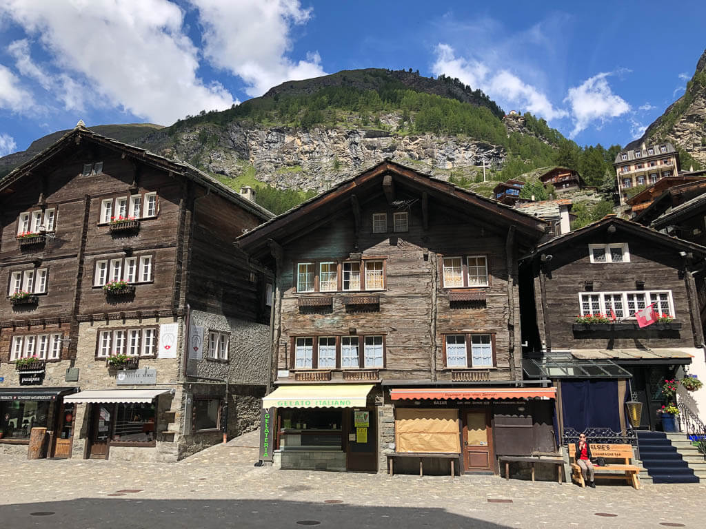Zermatt Bahnhofsstra&szlig;e mit alten Holzh&auml;usern und Gesch&auml;ften