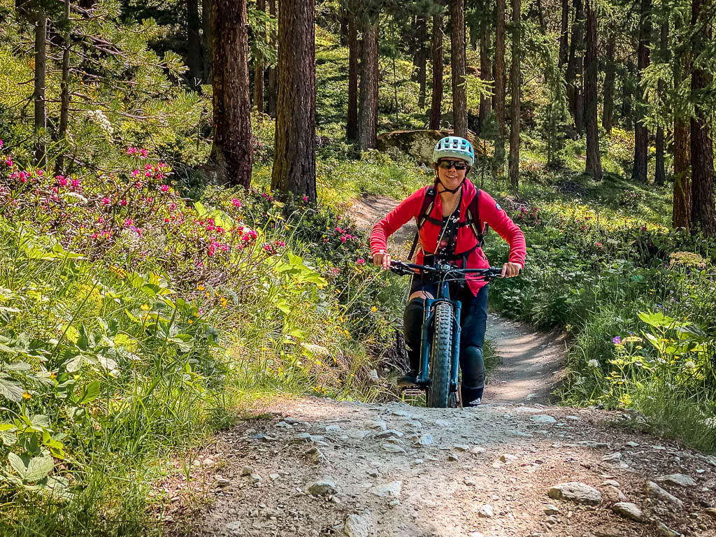 Zermatt Biken - Couchflucht mit Mountainbike auf dem Moos Trail bei Zermatt