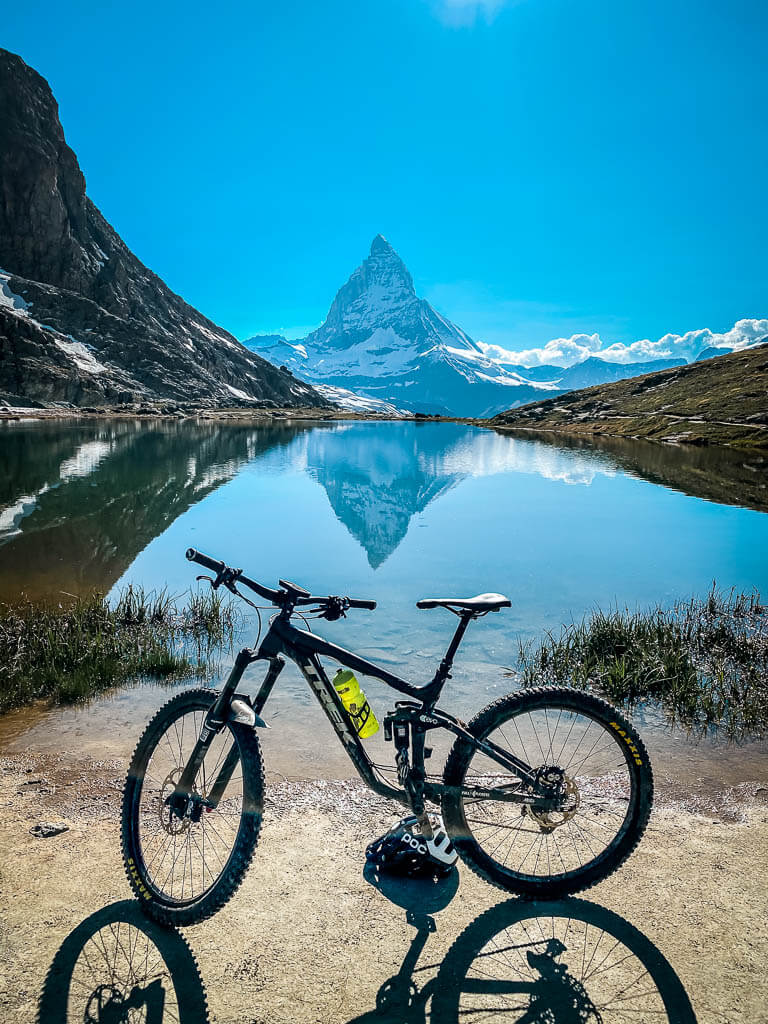 Mountainbike vor dem Riffelsee mit Matterhorn-Spiegelung