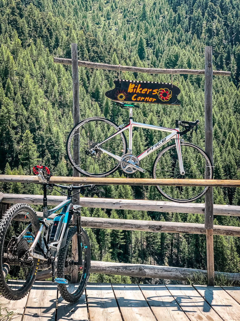Bikers Corner an einer der gem&uuml;tlichen Almh&uuml;tten in Findeln Ze Gassen