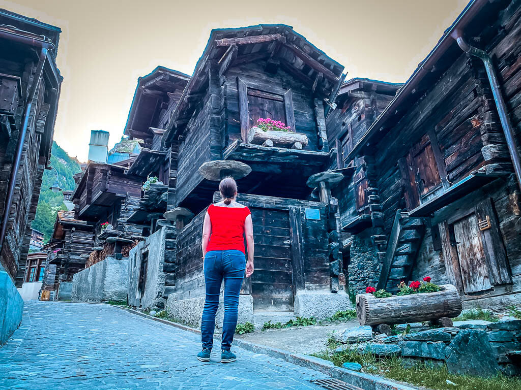 Couchflucht Sabrina Bechtold betrachtet die alten Holzstadel im alten Dorfteil von Zermatt, dem Hinterdorf