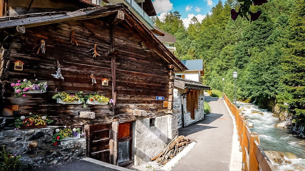 Leukerbad altes Bauernhaus am Bach