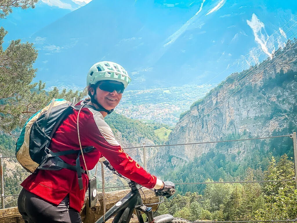 Couchflucht Sabrina Bechtold mit Mountainbike auf der stillgelegten Bahntrasse in Leukerbad