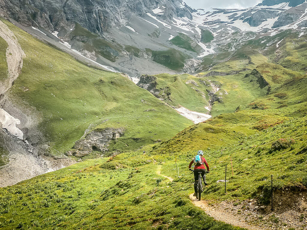 Mountainbiker auf einem Bike Trail an der Fl&uuml;ekapelle in Leukerbad