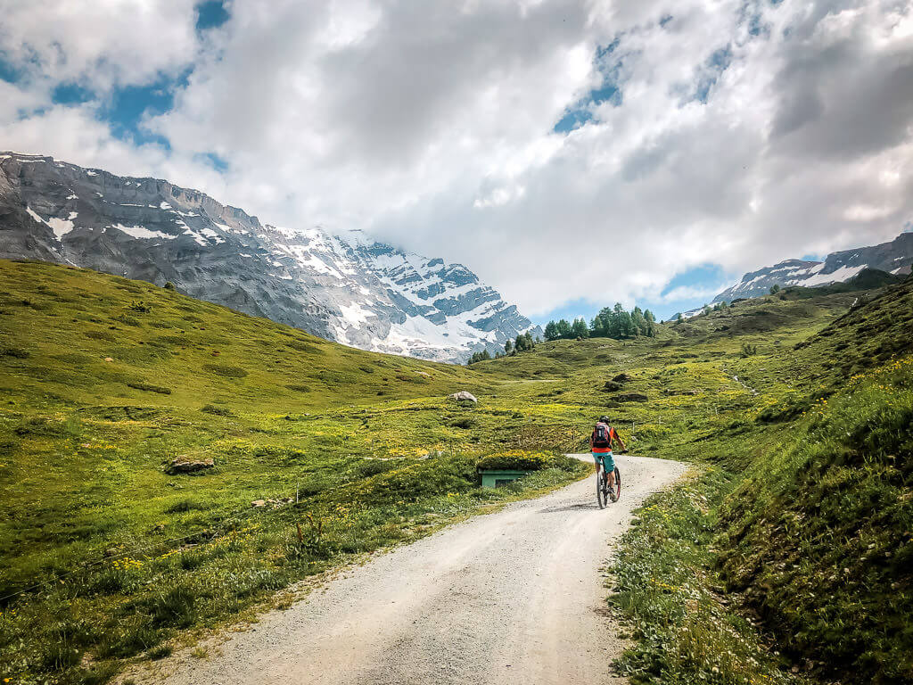 Mountainbiker auf Forststra&szlig;e an der Fl&uuml;ealp in Leukerbad