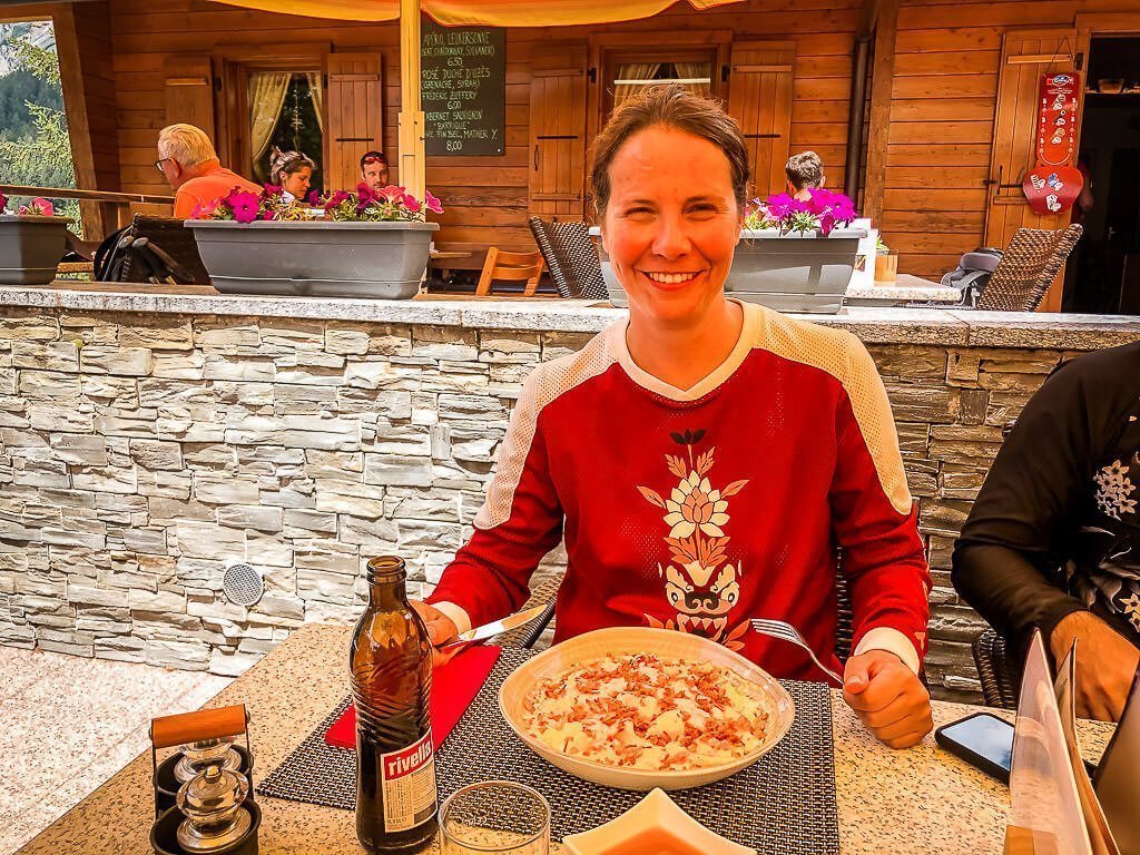 Couchflucht Sabrina Bechtold isst &Auml;lplermagronen in Leukerbad