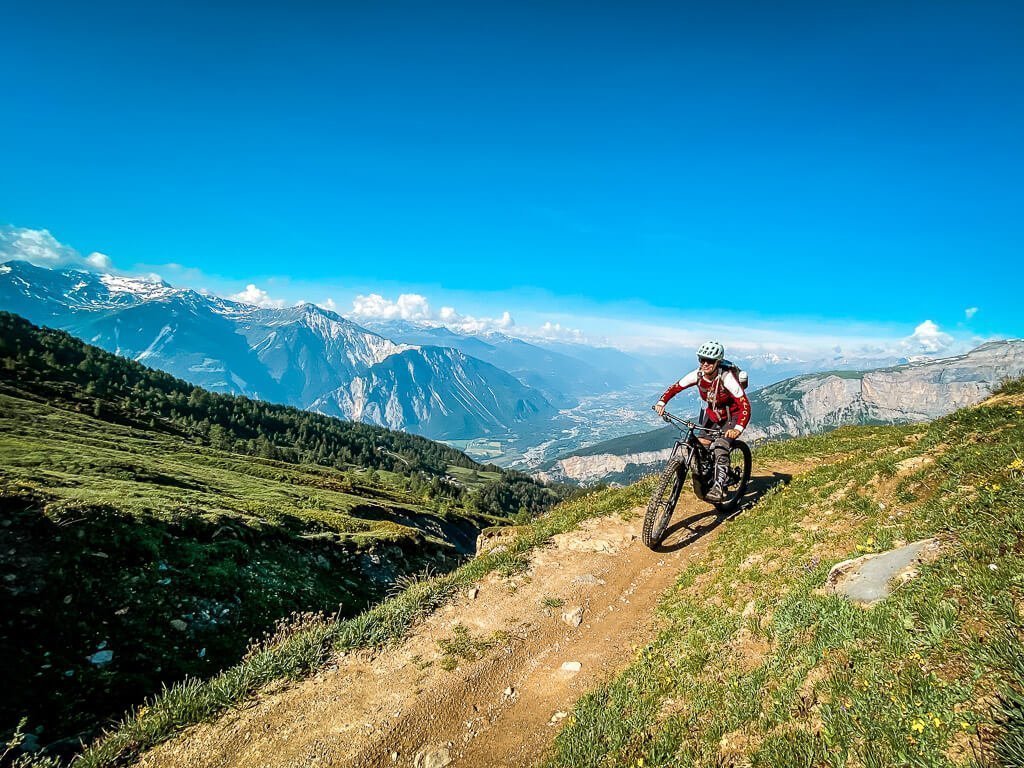 Leukerbad Couchflucht Sabrina Bechtold Mountainbiker auf Torrenttrail