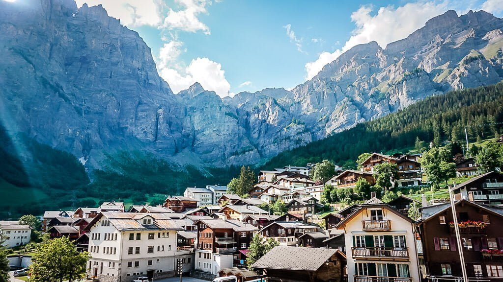 Blick auf Leukerbad im Talkessel der Gemmiwand