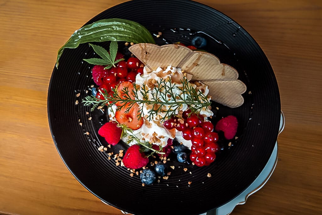 Eiskreation im Dorfcaf&eacute; Fieberbrunn