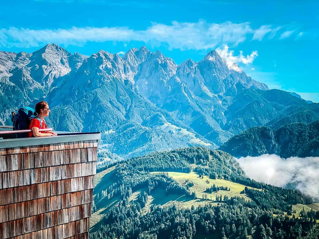 Couchflucht Sabrina Bechtold genie&szlig;t die Aussicht vom Jakobskreuz der Buchensteinwand