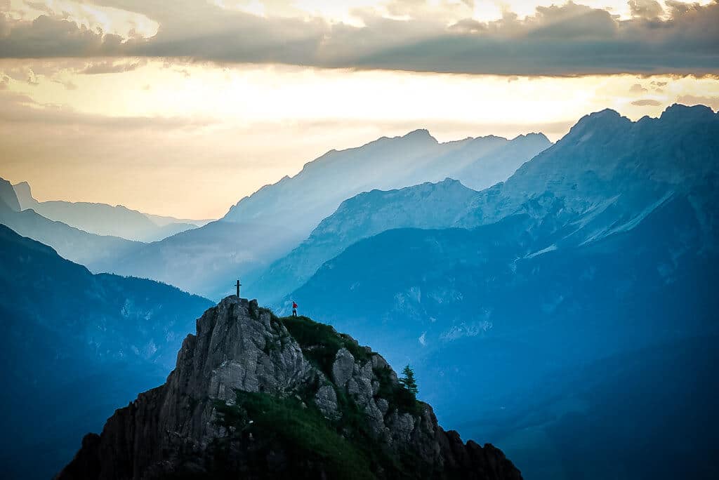 Einsamer Kletterer auf dem Marokka-Berggipfel in den Kitzbüheler Alpen