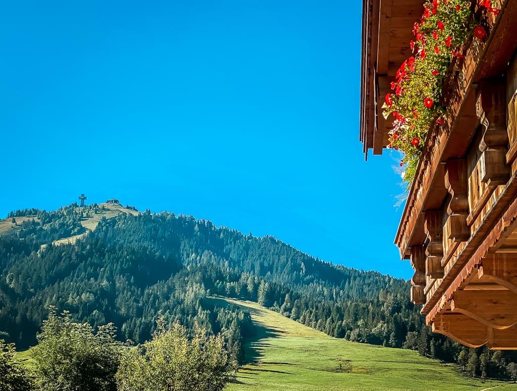 Blick auf die Buchensteinwand mit dem Jakobskreuz von St. Jakob in Haus