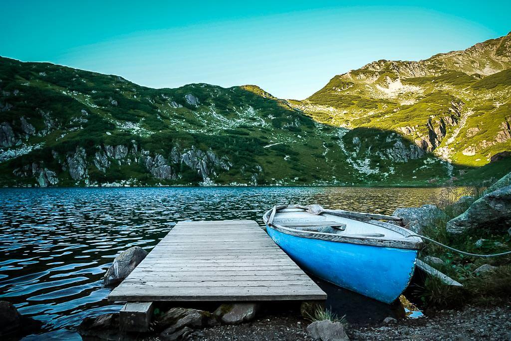 Ruderboot am Wildseeloderhaus und Wildsee in Fieberbrunn