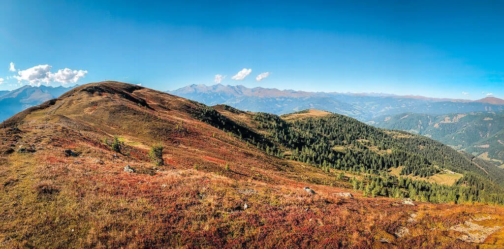 Bergpanorama in den Nockbergen auf dem Alpe-Adria-Trail