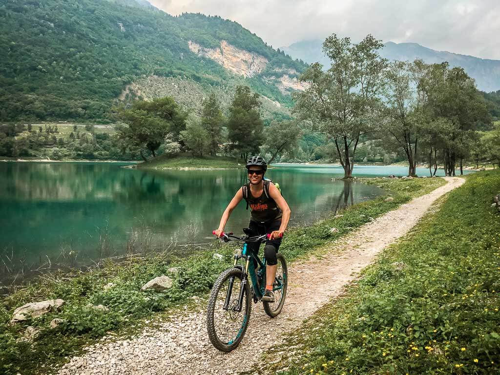 Couchflucht Sabrina Bechtold mit dem Mountainbike am Ufer des Tennosees in Italien