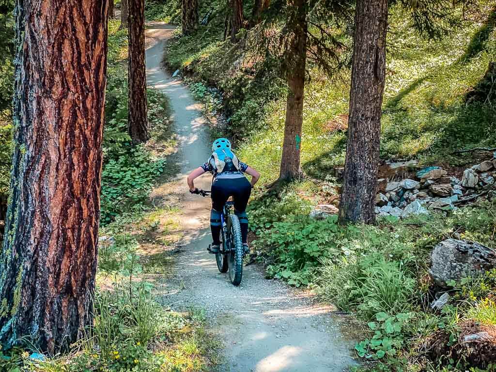 Couchflucht Sabrina Bechtold f&auml;hrt Mountainbike in Zermatt auf dem Moos Trail.
