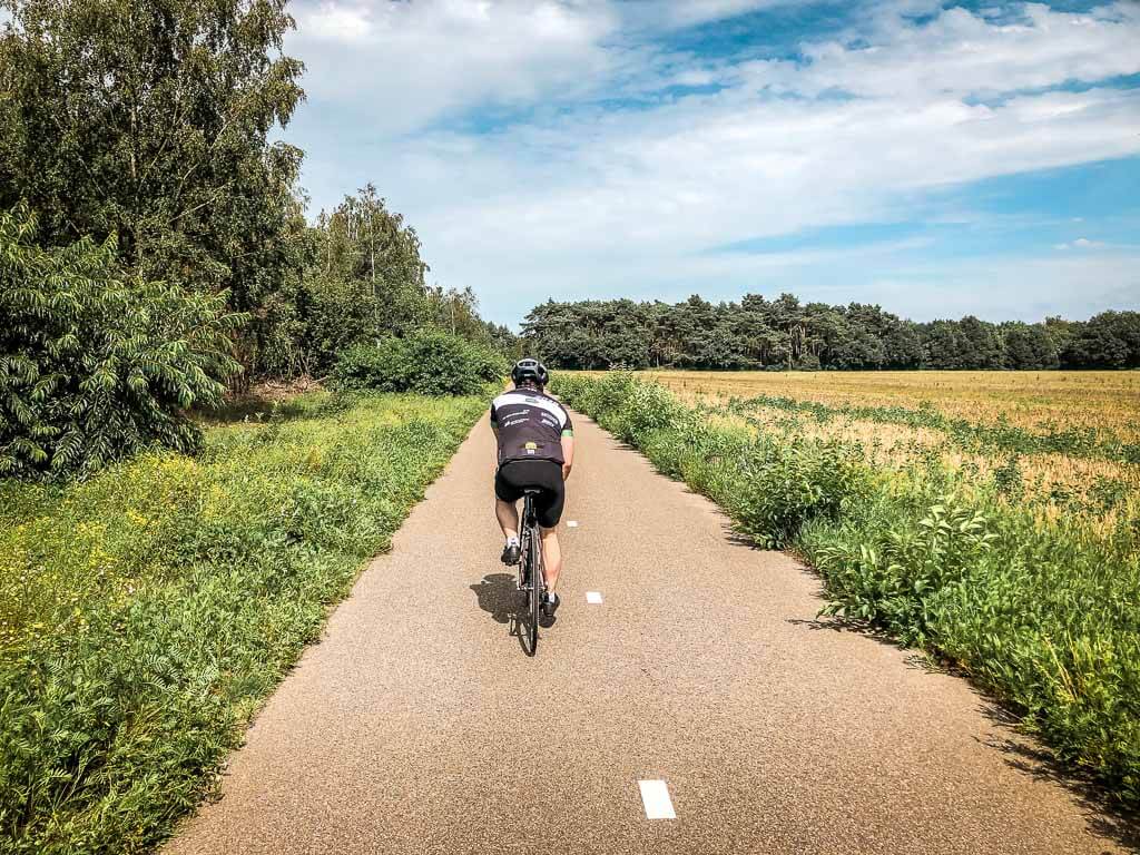 Rennradfahrer in den holl&auml;ndischen Maasduinen