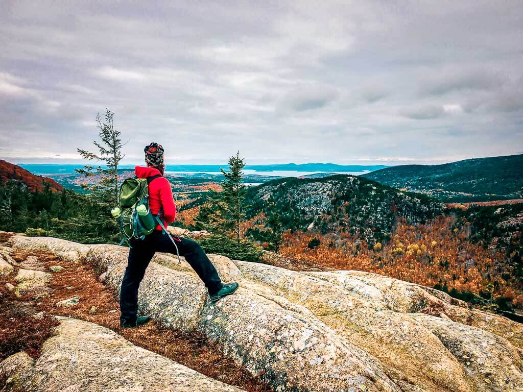 Couchflucht Sabrina Bechtold wandert im Indian Summer im Acadia Nationalpark.