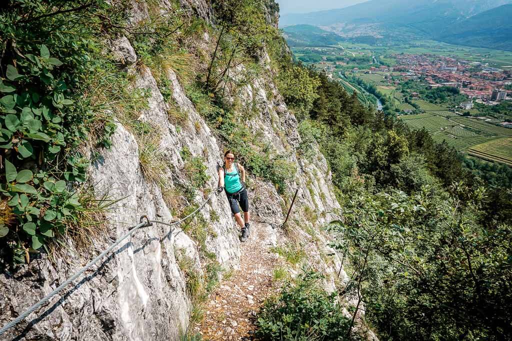 Couchflucht Sabrina Bechtold wandert auf einem Klettersteig im Sarcatal in Italien