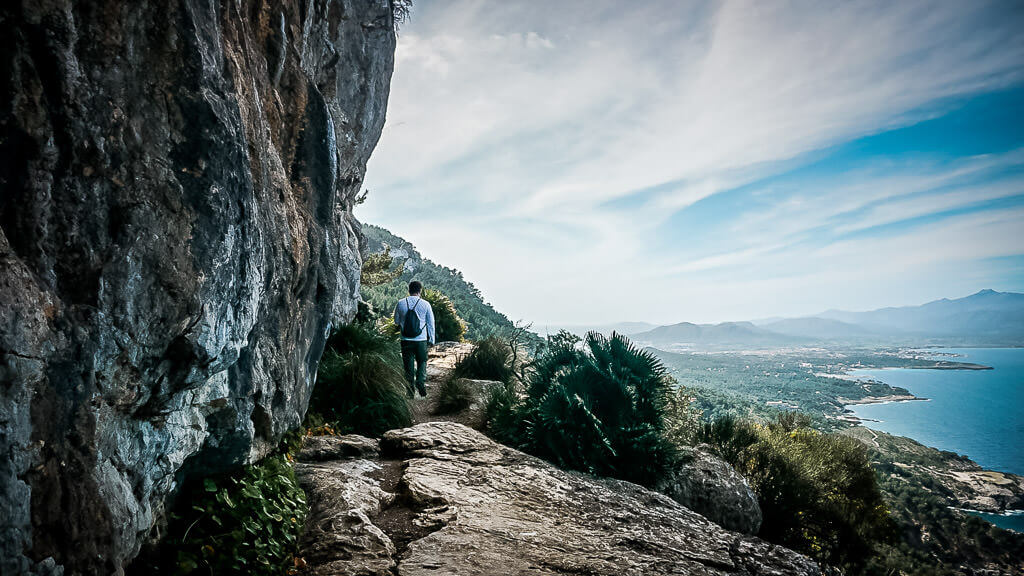 Wanderer auf einem Felsenpfad bei Alcudia auf Mallorca
