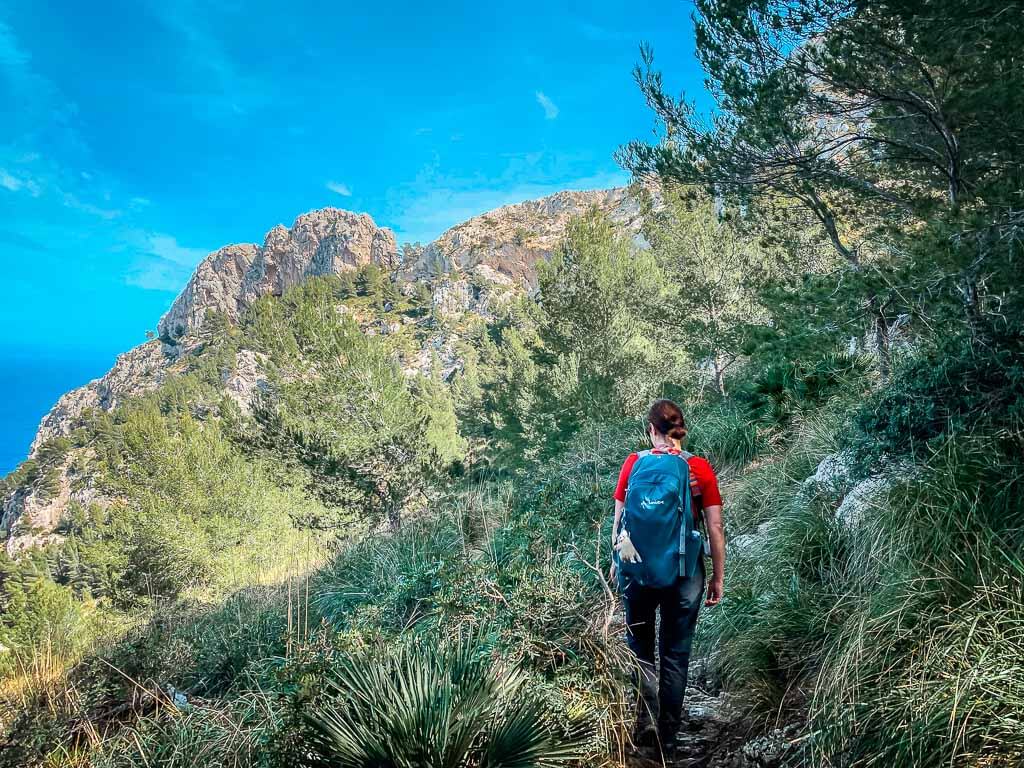 Couchflucht Sabrina Bechtold wandert auf Mallorca an der K&uuml;ste bei Alcudia