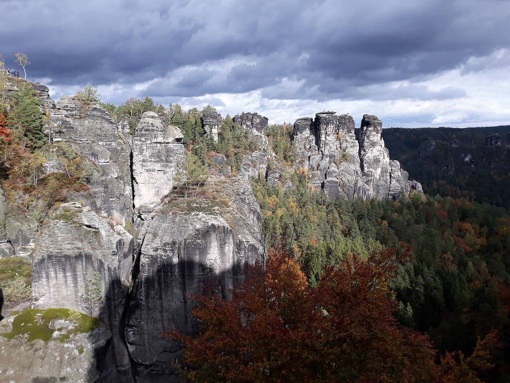 Felsformationen und herbstliche W&auml;lder in der S&auml;chsischen Schweiz