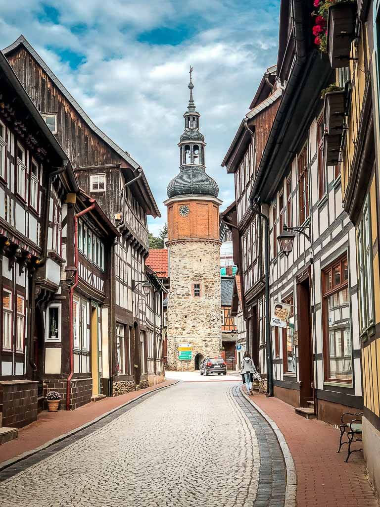 Gasse mit Fachwerkh&auml;usern und Kirche in Stolberg am Harz