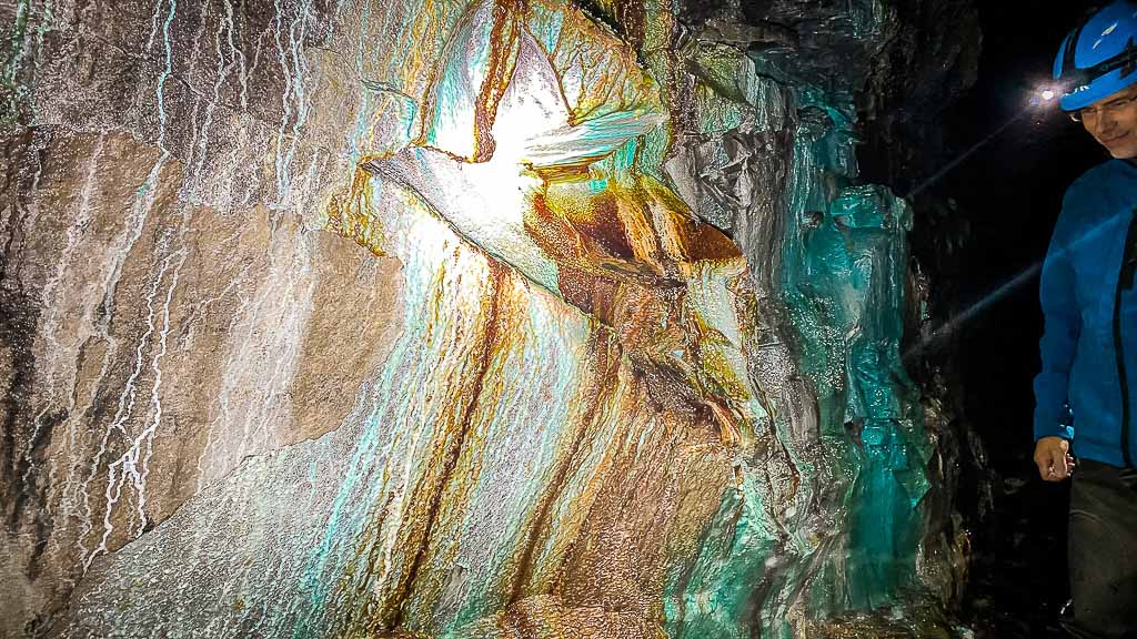 Versinterung und Farbenpracht im Gr&uuml;nen Gew&ouml;lbe bei der Expedition Altbergbau im R&ouml;hrigschacht Wettelrode