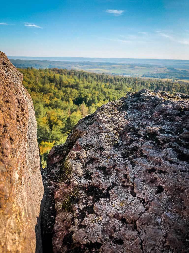 Aussicht zwischen den Felsen der Bielsteinkanzel auf den Naturpark S&uuml;dharz