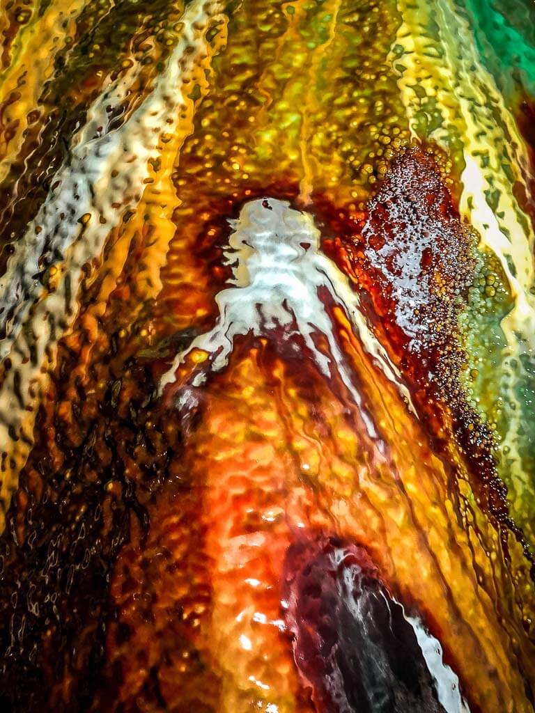 Farbenfrohe Versinterung und Oktopus-Muster im Gr&uuml;nen Gew&ouml;lbe im R&ouml;hrigschacht