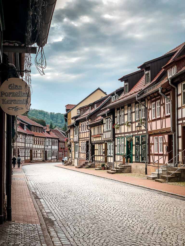 Stra&szlig;e mit Fachwerkh&auml;usern in Stolberg im S&uuml;dharz