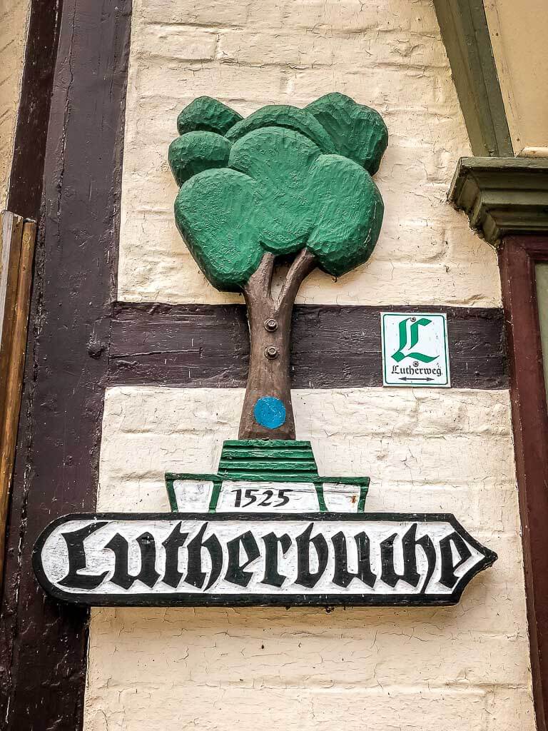 Wegweiser zur Lutherbuche auf dem Lutherweg im S&uuml;dharz