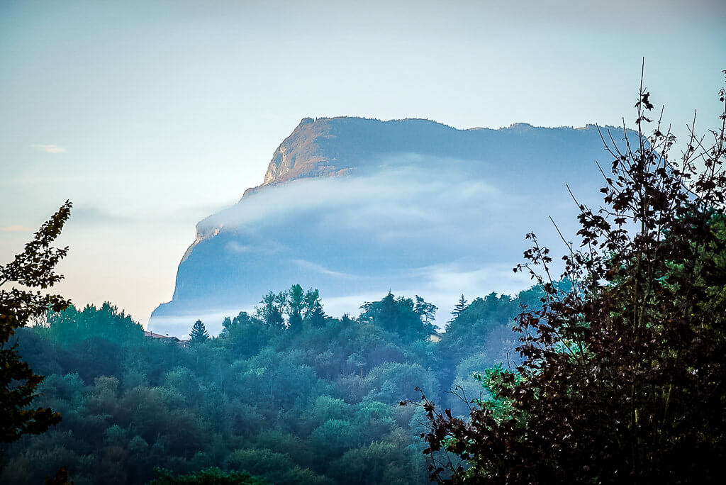 Ausblick vom Vital Hotel Flora in Comano Terme auf die Brenta Dolomiten im Morgennebel