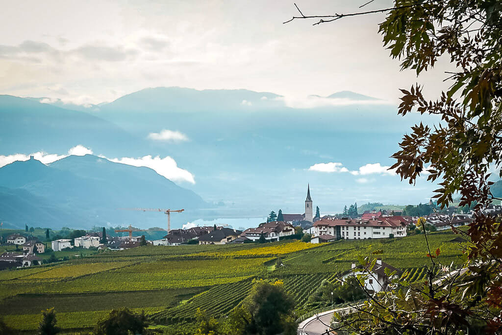 Ausblick vom Garten des Hotel Tannhof auf Kaltern und den Kalterer See