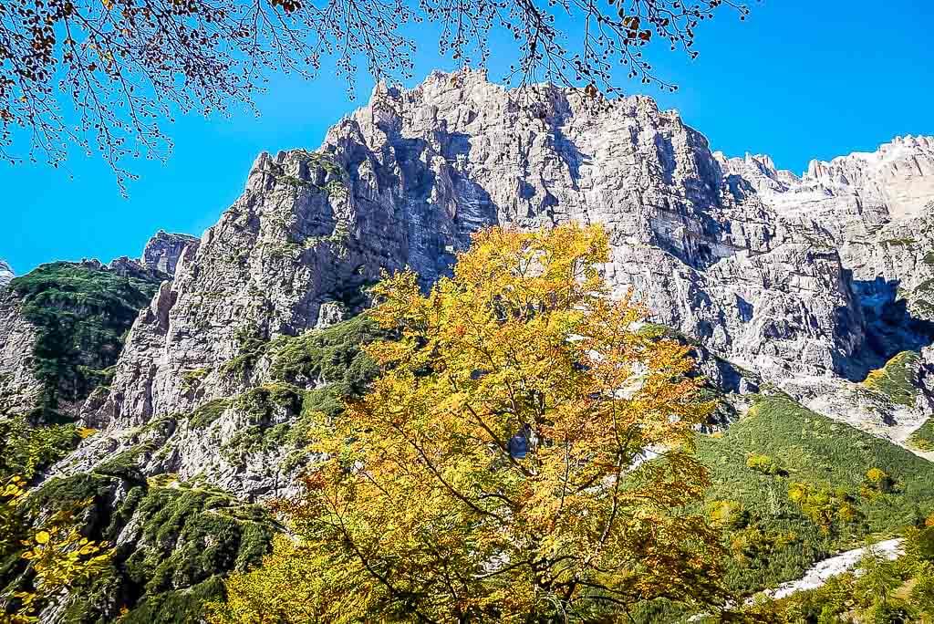 Wanderung von Meran zum Gardasee - Die Brenta Dolomiten in der Pradel Hochebene mit Herbstb&auml;umen