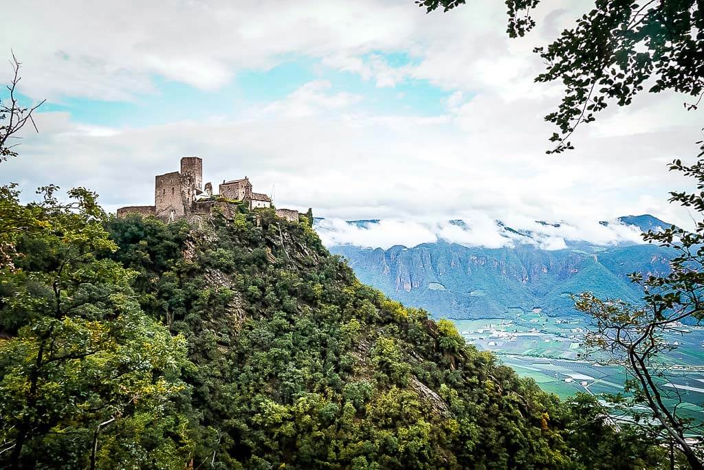 Ausblick auf die Burg Hocheppan in S&uuml;dtirol