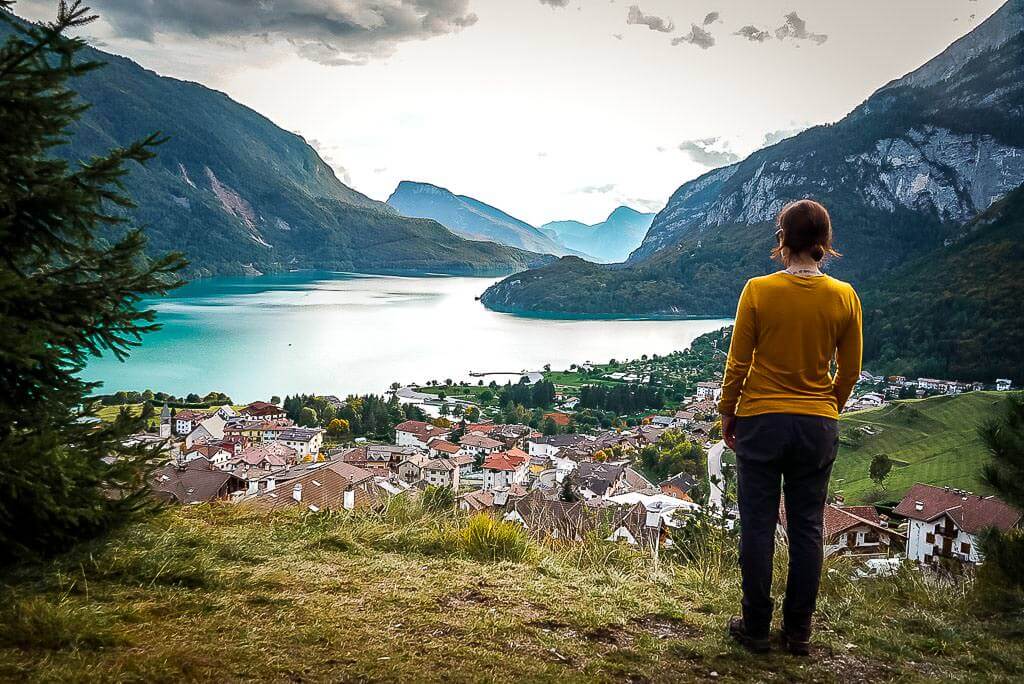 Couchflucht Sabrina Bechtold steht vor Molvenosee im Trentino