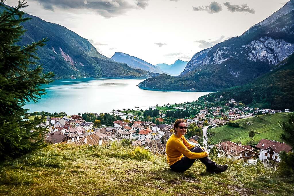 Couchflucht Sabrina Bechtold sitzt vor Molvenosee im Trentino