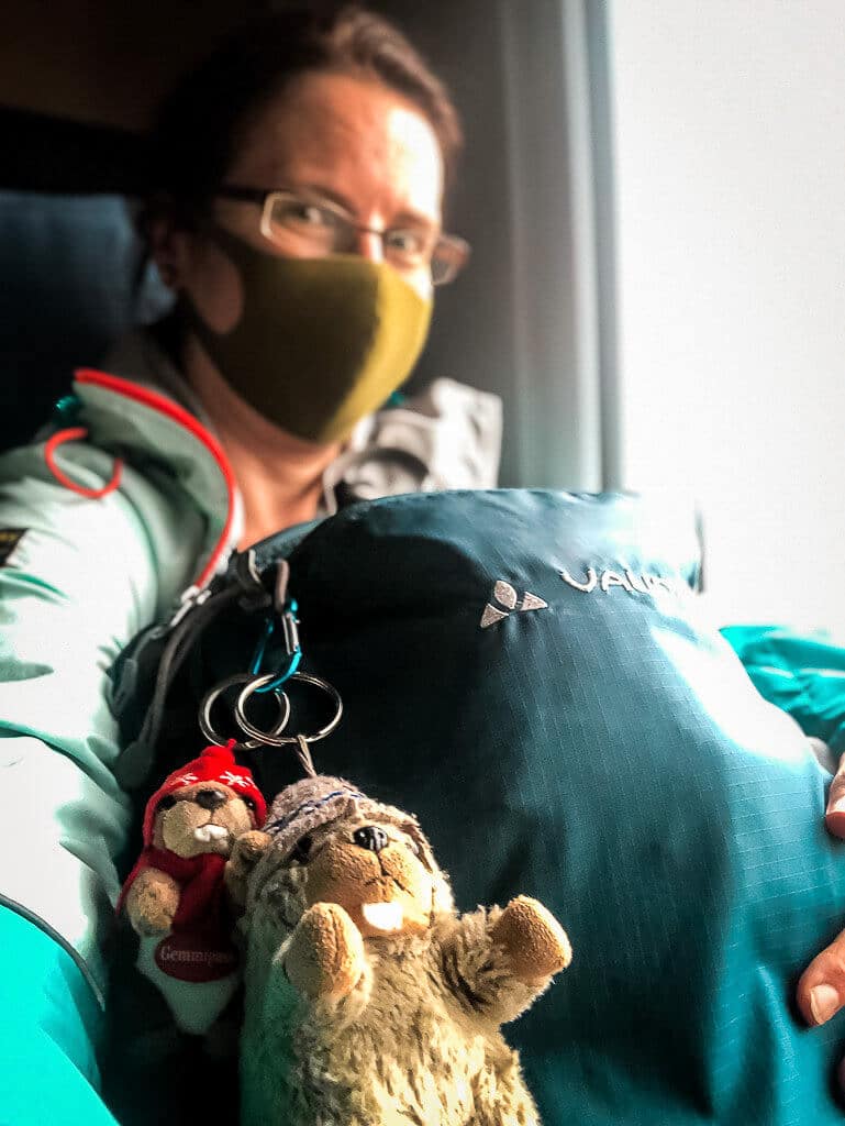 Couchflucht Sabrina Bechtold im Zug nach Meran