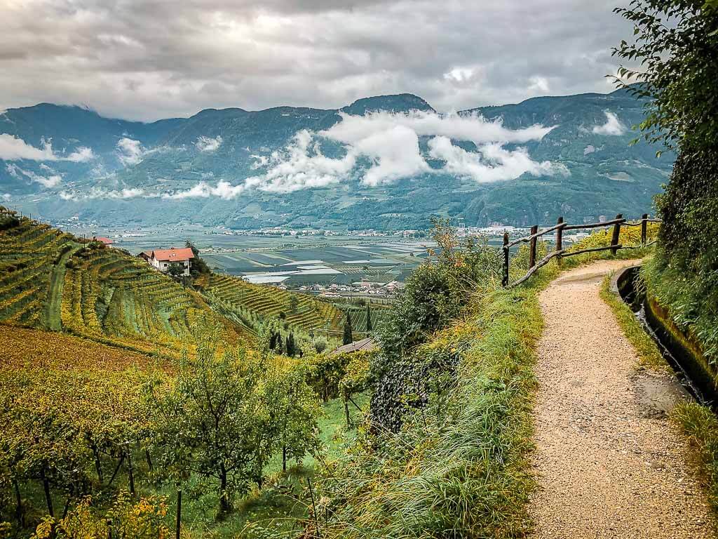 Blick ins Meraner Becken vom Marlinger Waalweg
