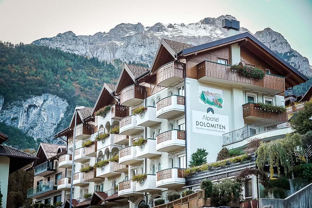 Hotel Alpotel Dolomiten in Molveno mit Brenta Dolomiten im Hintergrund