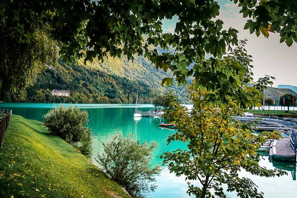 Wanderung von Meran zum Gardasee - Molvenosee - Kleiner Hafen mit Booten