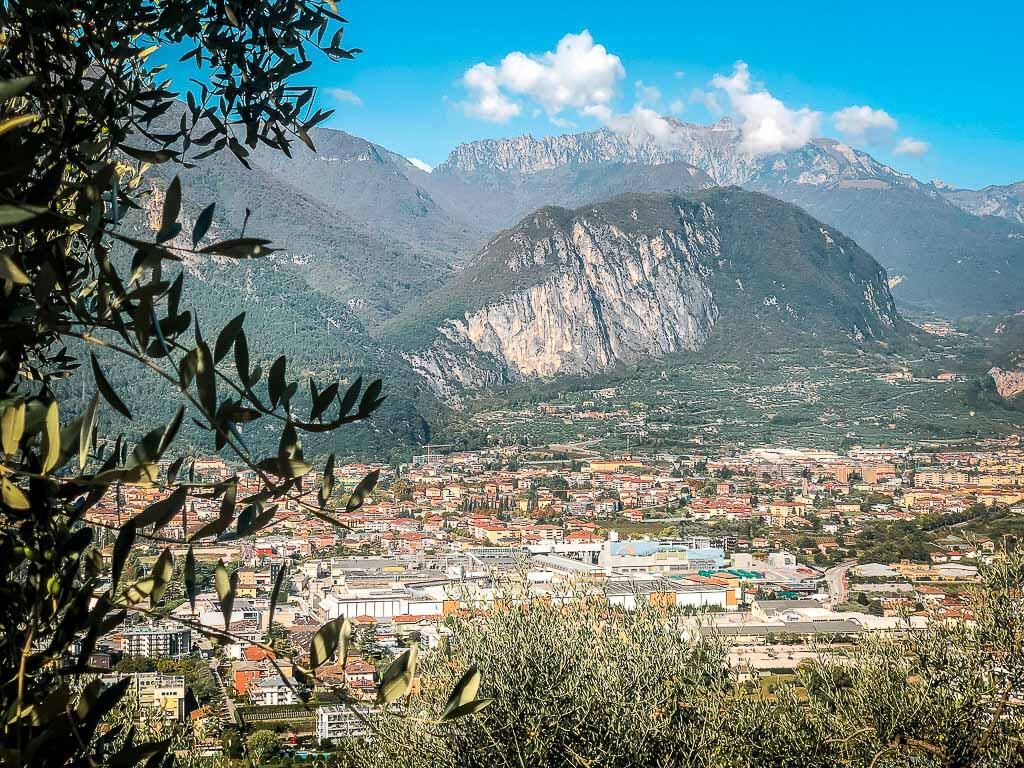 Wanderung von Meran zum Gardasee - Ausblick vom Monte Brione auf Riva del Garda