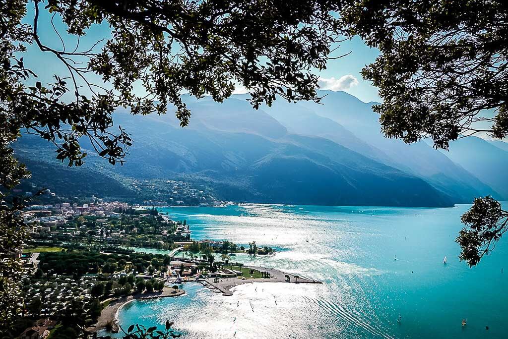 Gardasee-Panorama und Blick auf Torbole vom Monte Brione