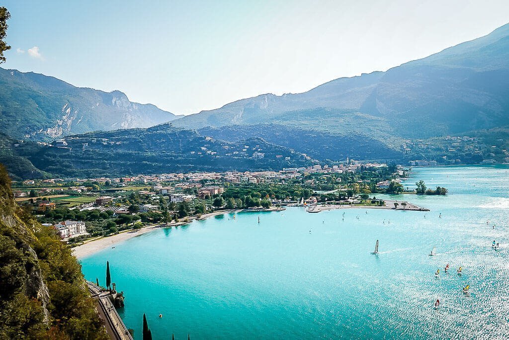 Der t&uuml;rkisgr&uuml;ne Gardasee und Torbole vom Monte Brione