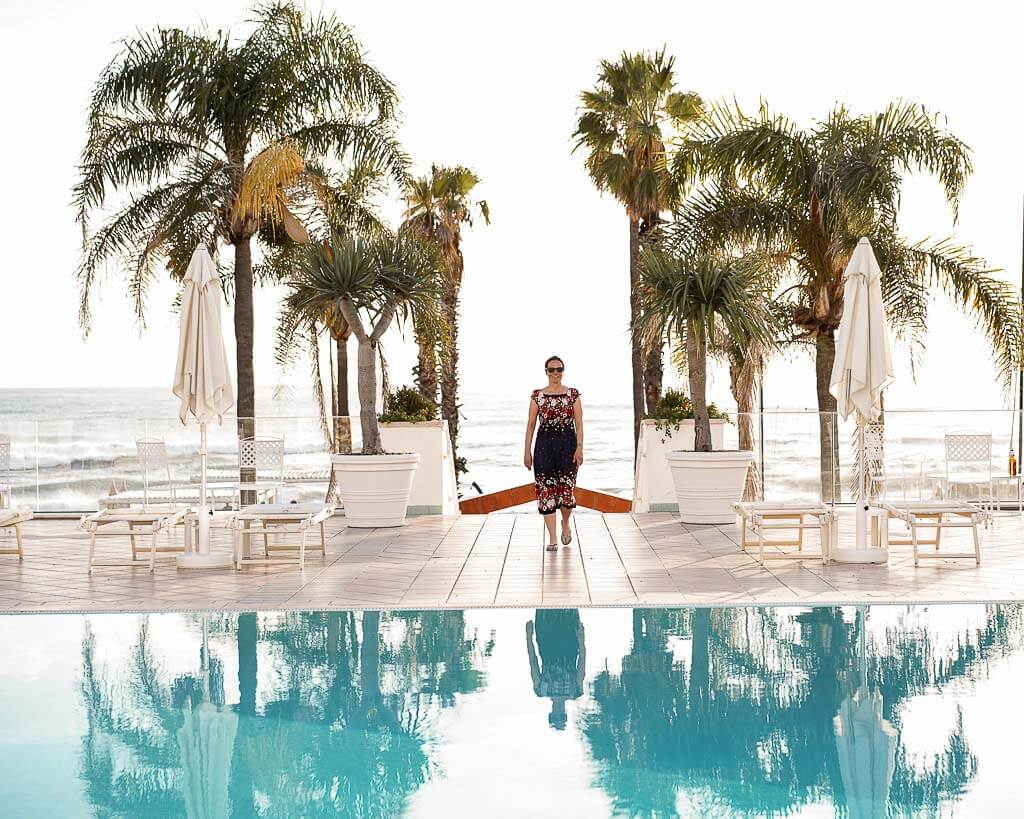 Couchflucht Sabrina Bechtold am Pool des Hotel Donna Rumma im Frosch Sportclub Donna Rumma