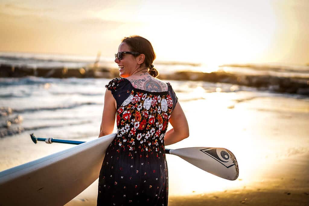Couchflucht Sabrina Bechtold mit Super im Sonnenuntergang am Strand des Frosch Sportclubs Il Tempio