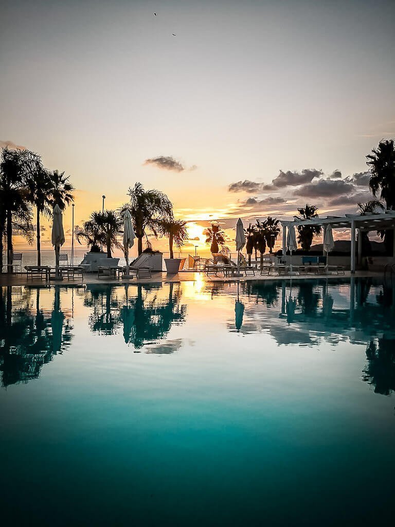 Frosch Sportreisen Sportclub Il Tempio Sonnenuntergang am Pool