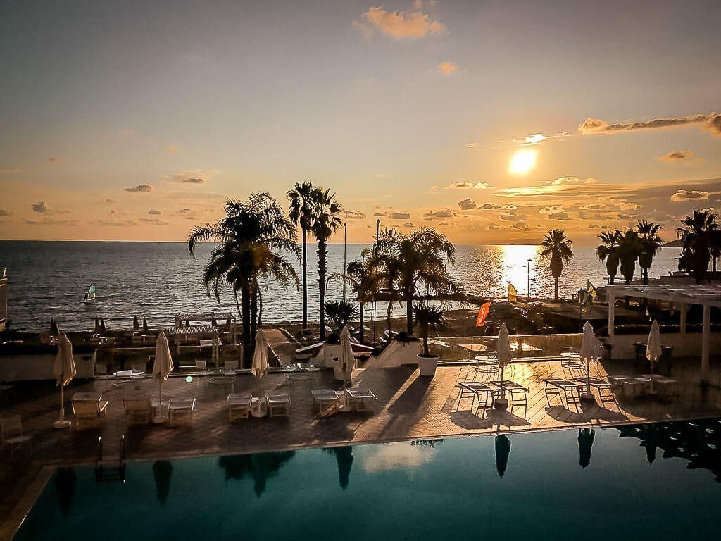 Frosch Sportreisen Frosch Sportclub Il Tempio - Hotel Donna Rumma mit Sonnenuntergang am Pool